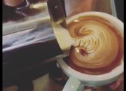 Cách pha mocha latte quay chậm để các bạn hình dung