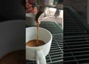 Pha cafe espresso với Máy pha Welhome Pro KD-310